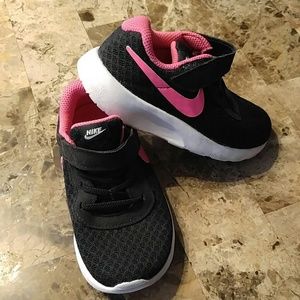 Little girls 9c black pink V2 velcro Nike sneaker